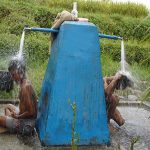 Espresi kegembiraan anak-anak penerima manfaat di desa sasarn WSLIC-2